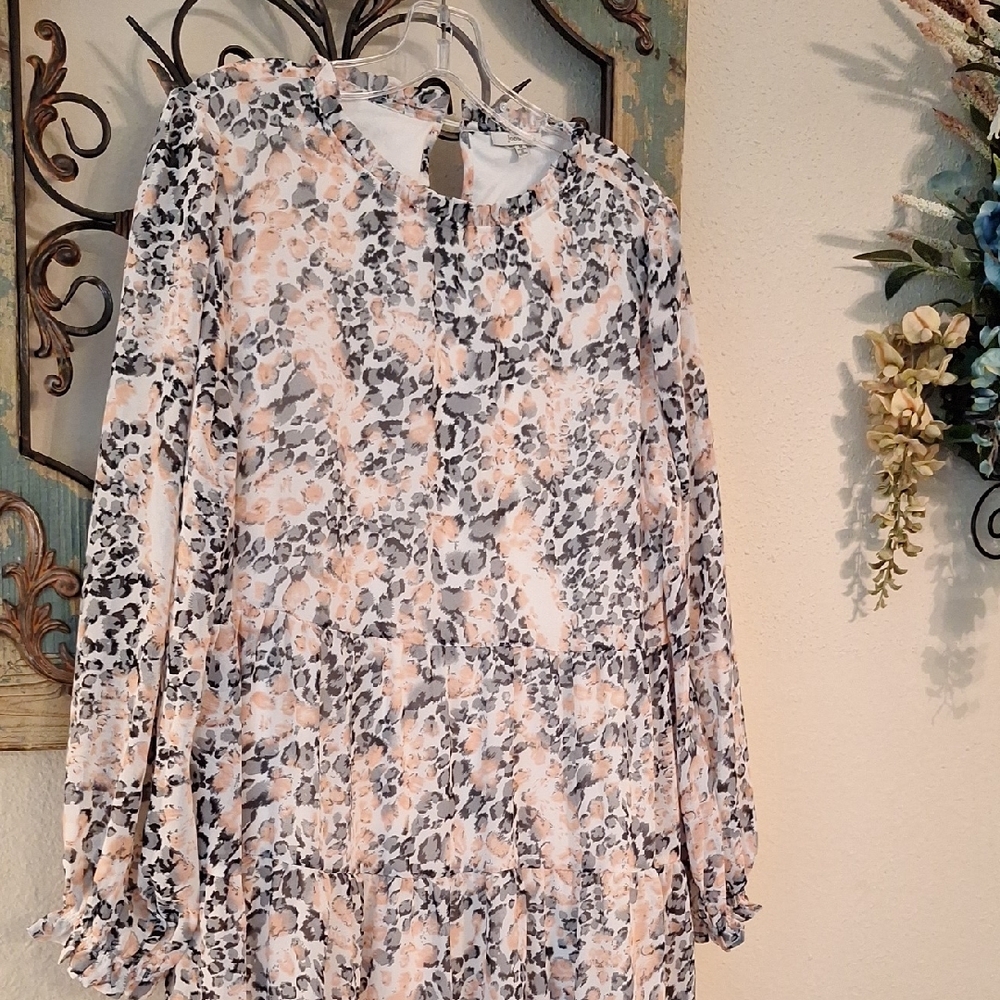 🔥🔥CLEARANCE Long Sleeve Dress with Floral Pattern in Cream/Peach/Gray. Size M - Picture 4 of 10